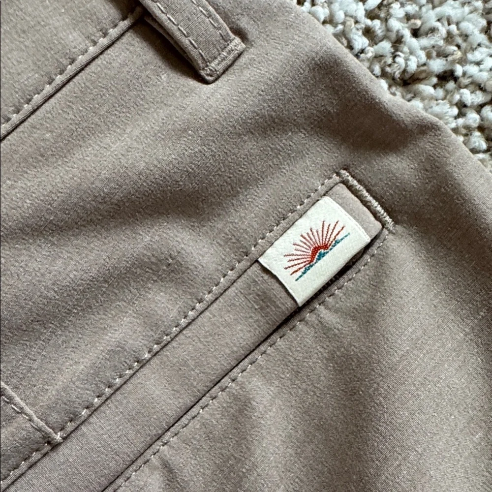 Faherty All Day Shorts Men’s Khaki Hybrid Chino Shorts Size 33